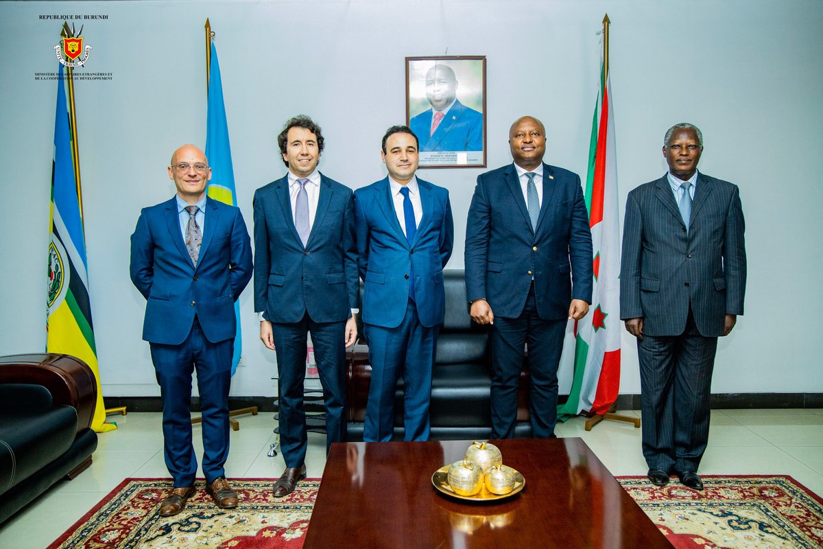 Ce matin, le Ministre des Affaires Etrangères et de la Coopération au Développement S.E Amb. Albert SHINGIRO a reçu en audience l'Ambassadeur du Royaume de Belgique au Burundi S.E.M Michael Wimmer à la tête d'une délégation composée de Monsieur Abou El Mahassine Fassi-Fihiri,