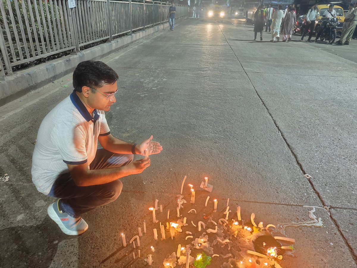 anandaonline's tweet photo. কলকাতা - সঙ্গে আছি .. !
By your side, Kolkata!
#RGKarProtest 
#rgkar 
#Kolkata 
#JusticeForRGKar https://t.co/uxhveGuqmj