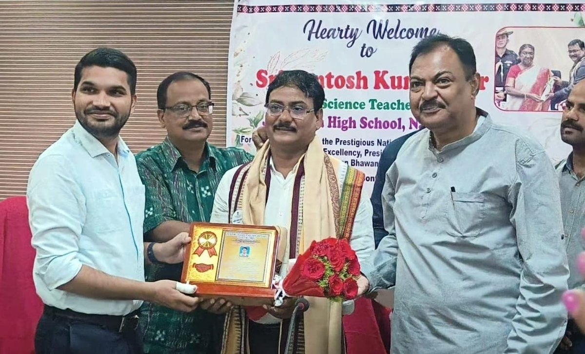 DmKalahandi's tweet photo. National Teacher Award winning teacher -2024 Sri Santosh Kumar Kar was felicitated by  Collector, Kalahandi and District Education Officer, Kalahandi at Conference Hall of District Education Office, Kalahandi.
@IPR_Odisha
@SMEOdisha https://t.co/rZ7tuvcAsO