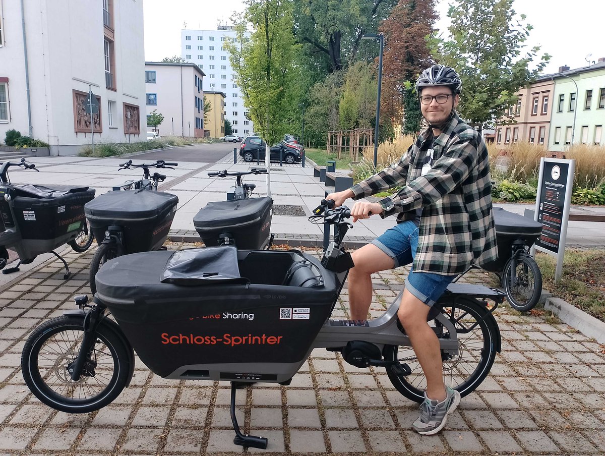 Seit gestern hat Köthen eine Lastenrad-Testfamilie😀👍🚴‍♂️
In den kommenden zwei Wochen nutzt die Familie das Rad für viele Wege und testet diese Form der nachhaltigen Mobilität.
Gleichzeitig sammelt die Sensorbox am Lastenrad Infrastrukturdaten der Wege für #ready4robots.
