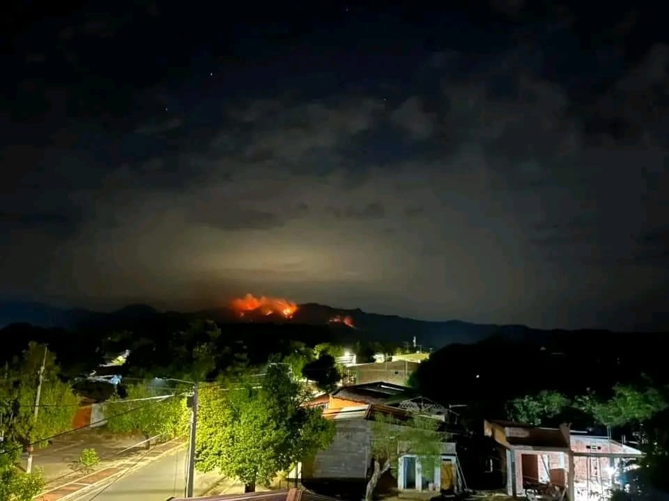 Una móvil con cinco unidades del Cuerpo de Bomberos Voluntarios de Ibagué realizan apoyo a Cuerpo de Bomberos Voluntarios de Alvarado para extinción de incendio forestal en el municipio de Piedras