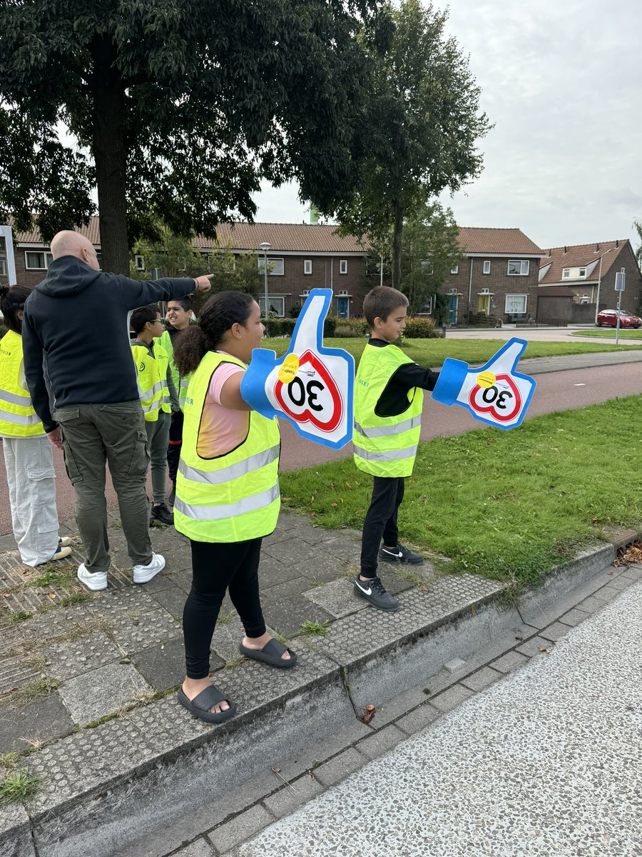 Ook in Zwijndrecht controleerden leerlingen met een lasergun automobilisten op hun rijsnelheid op een 30 km/h weg voor de deur van basisschool de Dolfijn. Wethouder Robert Kreukniet: “Houd je aan de verkeerssnelheid, zo voorkom je ongelukken.”
#maakeenpuntvannul