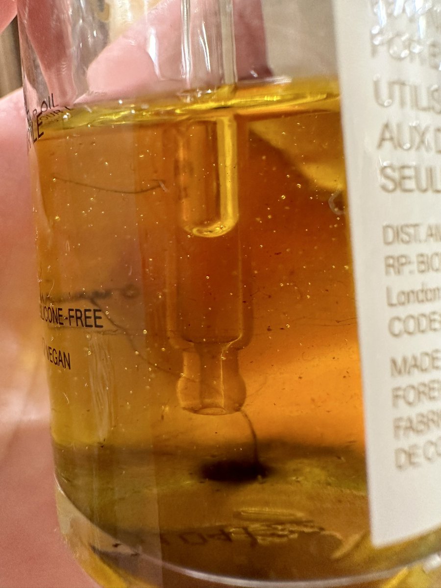 Alexisthenexus's tweet photo. I’m so sad that @JVNhaircare said “We want to assure you this is completely safe. The sediment is a result of the interaction between the natural Turmeric Extract and our Hemisqualane. It is harmless and does not impact the performance of your nourishing oil.” https://t.co/1qhJknAwtv