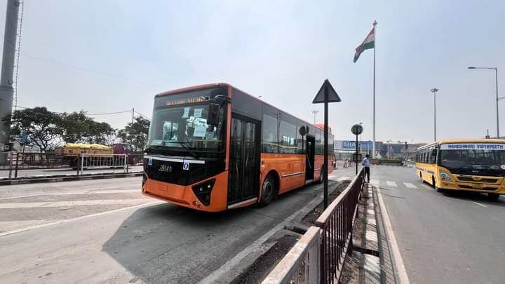Surat Development Index🇮🇳 (@suratinfo) on Twitter photo 352 BRTS buses operate on 13 different routes through India's longest dedicated BRTS corridor of 108 km. From 11/09/2024, Surat Municipal Public Transport will become the first city in India to have its BRTS bus service fully covered by e-buses.👍
<a href="/DaxeshMavani/">Daxesh Mavani</a> <a href="/sanghaviharsh/">Harsh Sanghavi</a> 352 BRTS buses operate on 13 different routes through India's longest dedicated BRTS corridor of 108 km. From 11/09/2024, Surat Municipal Public Transport will become the first city in India to have its BRTS bus service fully covered by e-buses.👍
<a href="/DaxeshMavani/">Daxesh Mavani</a> <a href="/sanghaviharsh/">Harsh Sanghavi</a>