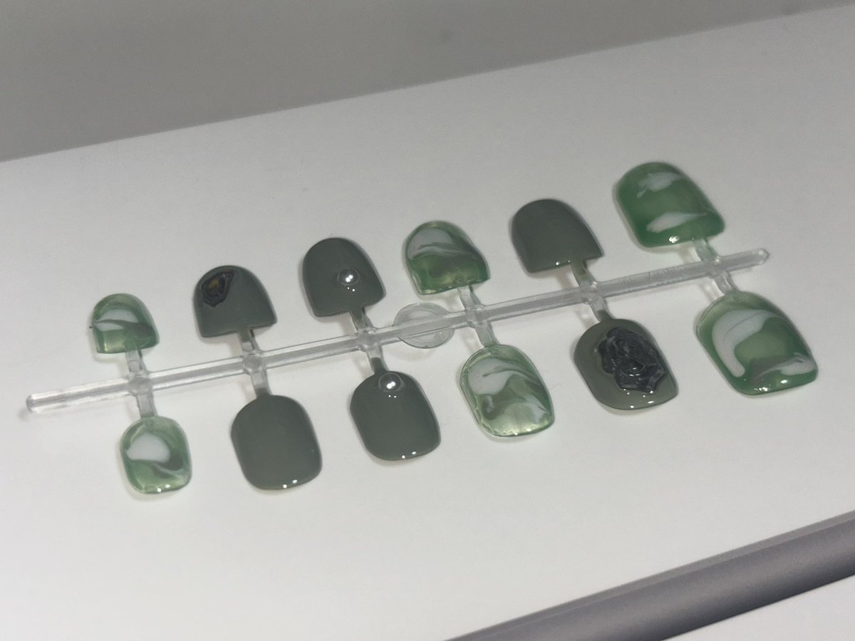 お母さんが最近ネイルチップ作るのハマってるらしくて、技術はまだまだだけどって作ってくれました🤭めちゃくちゃ嬉しい💚オタ活で使います！
ちゃんとSって文字入ってるの好き笑笑