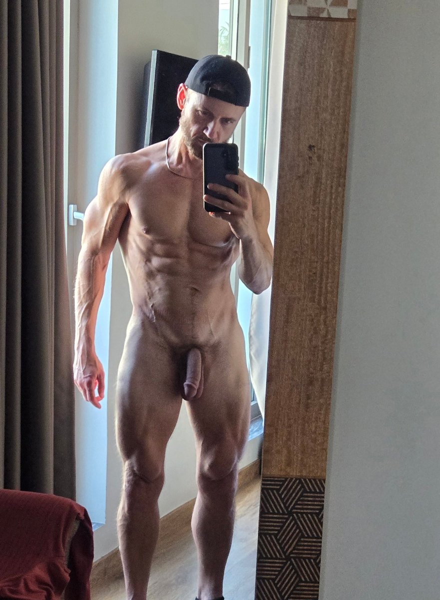 FitnFun555's tweet photo. That hotel lighting in Greece just hits different 🇬🇷🇬🇷 https://t.co/i6JELlSznf