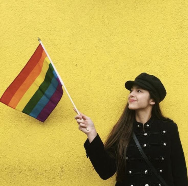 good4uAri's tweet image. Here’s a Thread of Olivia Rodrigo being a actual Activist/Feminist 💞

First Here’s Olivia and her best friend Madison at a LGBTQ march