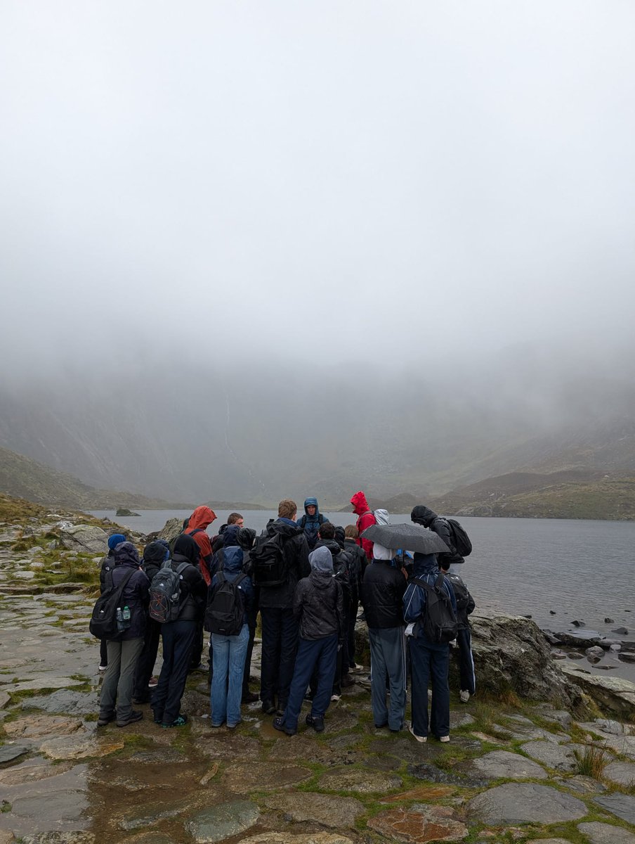 shrewsbury_geog's tweet photo. Cwm Idwal in the rain with Lower 6 #glaciatedlandscapes #type2fun #geographyfieldtrip https://t.co/7t5dUodtLl