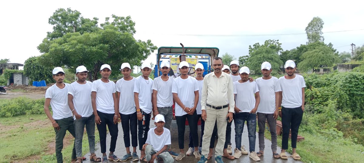 SunilPr79387145's tweet photo. આગિયા ગામે ભાદરવી પૂનમ સમય દરમિયાન સ્વચ્છતા જાળવવા માટે ના પગલાં ભરવામાં આવ્યા.ઠેર ઠેર dustbin સાથે સ્વચ્છતા સેનાની તેનાયત કરવામાં આવ્યા.
@CollectorSK 
@DrdaSabarkantha 
@sabarkanthadp @SdmKhedbrahma @tdo_khedbrahama 
@Ramilaben_Bara
@Ashvinkotwal https://t.co/A3mJHABNLW