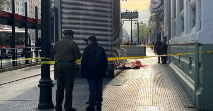 InmoralEncoder's tweet photo. Super normal caminar por la Alameda en la mañana Y ENCONTRARTE CON UN CADAVER AFUERA DEL METRO MONEDA

Con ustedes el plan calles sin violencia 2.0 estéreo surround 🫠 https://t.co/P8cIPQGOe0