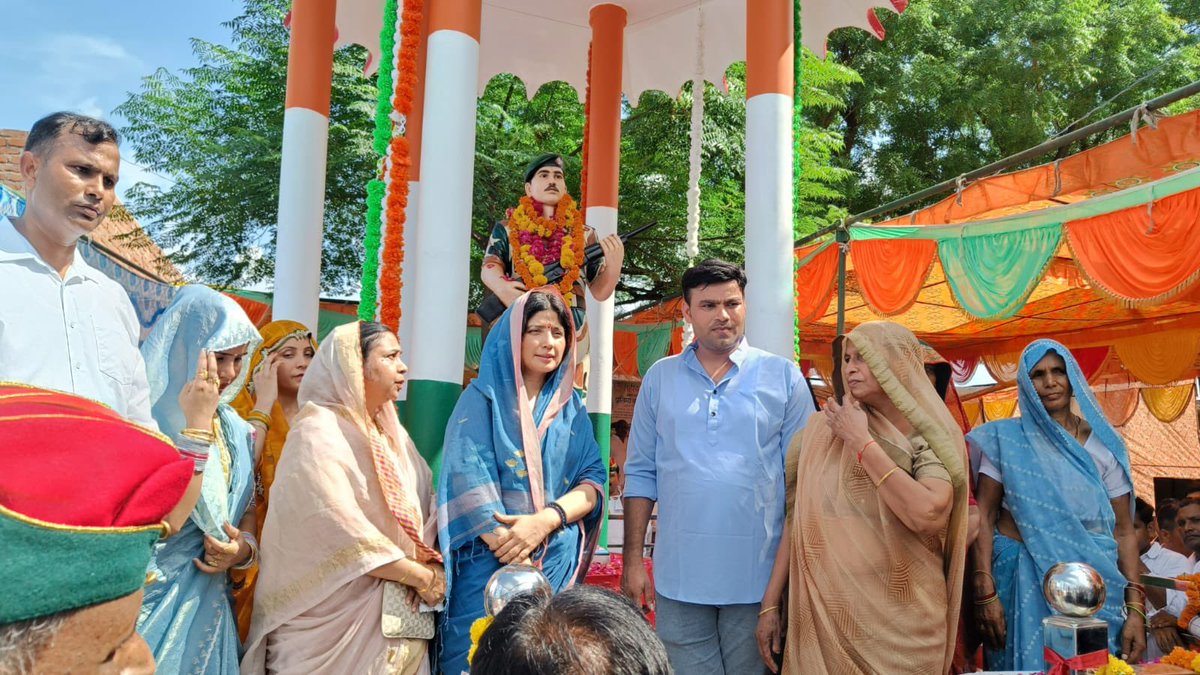 Samajwadi_mpi's tweet photo. आज विधानसभा करहल के नगला टांक में माननीय सांसद श्रीमती डिम्पल यादव जी ने अमर शहीद रामाधार सिंह यादव जी की प्रतिमा का अनावरण किया ॥ https://t.co/dWVejESkif
