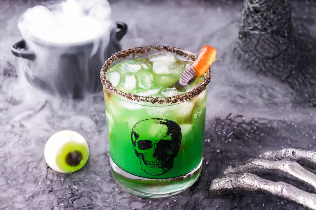Witches Brew Cocktail is perfect for your Halloween party or anytime you're looking for some spooky cheer! Boo!!! bowl-me-over.com/witches-brew-c…