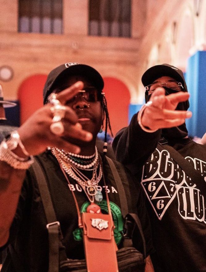 Kulturlesite_'s tweet photo. 💭 Lors de la signature de Freeze Corleone dans le label “Jeune à Jamais”, Zuukou Mayzie, qui a ramené le rappeur, a négocié : 

▫️20% de la somme du contrat 
▫️Une lamborghini Countach blanche 

L’artiste a déclaré qu’il avait aimé la voiture dans le Loup de Wall Street 😭 https://t.co/VrjpTj4TKt