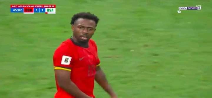 لاعب منتخب الصين 
هذي حتى قطر تستحي تسويها 👴🏽🤣