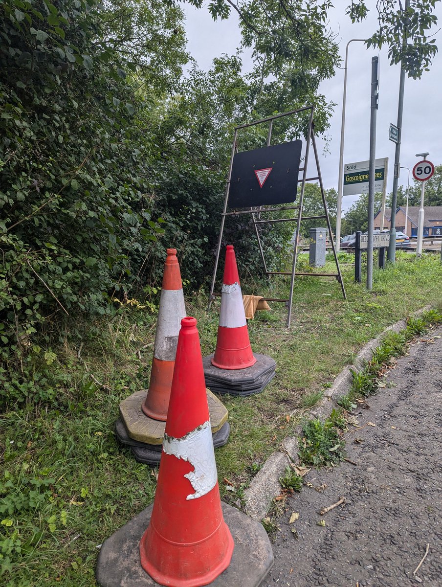 trish_fish26's tweet photo. @NationalHways So you've been doing other work (using our road as a parking area) yet still the dangerous after effects of a vehicle fire on the A3 impede our exit. @ZoeFranklinLD @CllrAGoodwin https://t.co/PmTIfGOeiC