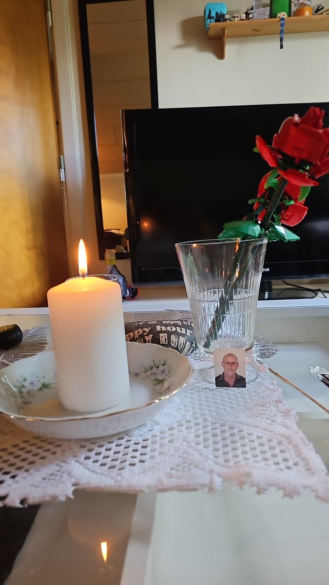 No hay cosa más triste que no poder despedirse de un padre..
Te quiero papa🖤🤍