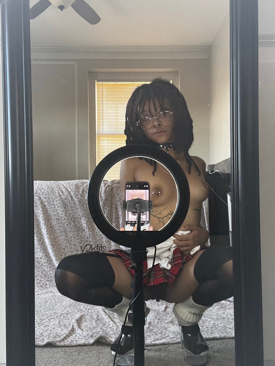 y2ktits's tweet photo. glasses on or off ??🤓 https://t.co/koomYYQpwT