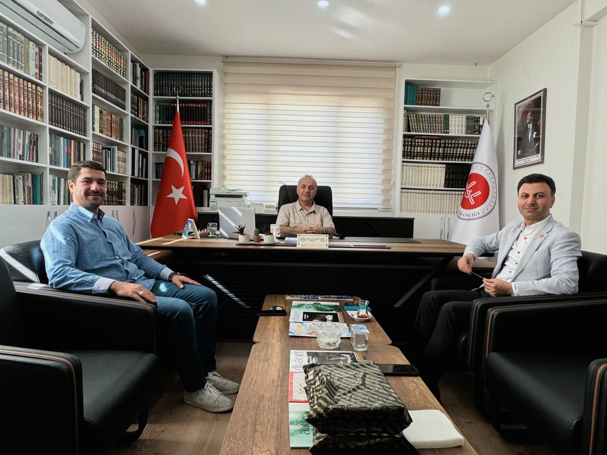 Diyanet İşleri Başkanlığımızın medarı iftiharı olan çalışkan ve örnek Müftülerimizden Şanlıurfa Siverek ilçe müftümüz Sayın Muhammed Çiçek Beye müftülük makamında çalışma ziyaretinde bulunduk.