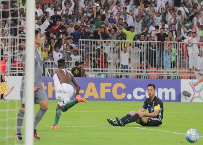 AImodrj's tweet photo. قاعدة ثابتة دائماً وابداً ، اي لاعب في نادي الاتحاد لن يخذلك في المنتخب في المواقف الصعبة .. 

- فعلها اسامة المولد سابقاً 

- فعلها فهد المولد سابقاً

- فعلها حسن كادش اليوم https://t.co/UxuGPbUVmE