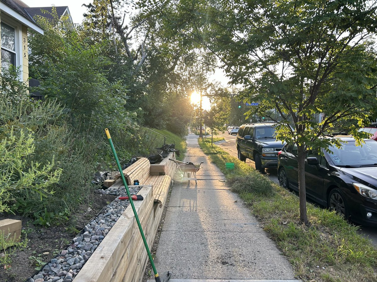 EHBinMN's tweet image. Yesterday was a big day! After over a year building this retaining wall, I asked @localhuman to cap it off with one of his awesome benches.
He did not disappoint.