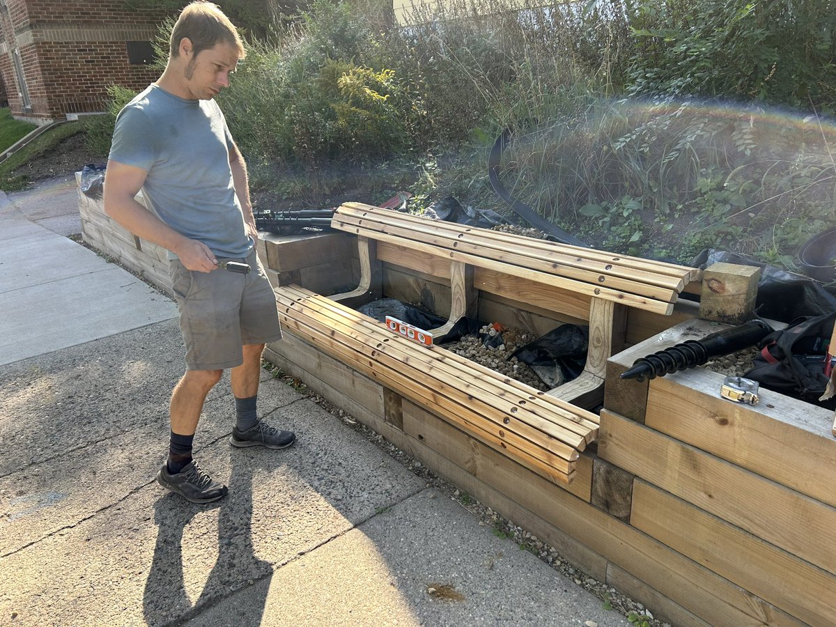 EHBinMN's tweet image. Yesterday was a big day! After over a year building this retaining wall, I asked @localhuman to cap it off with one of his awesome benches.
He did not disappoint.
