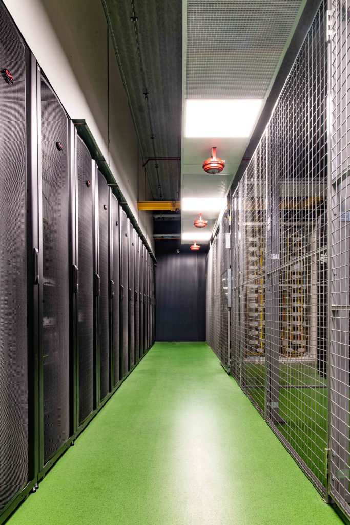 systray_be's tweet photo. Wegens een technisch  probleem met de routers in ons datacenter zijn  hosting,  HyperCloudBox, HyperOffice, etc. ) sinds 15u08 niet meer bereikbaar.

Onze medewerkers stellen alles in het werk om de situatie te normaliseren. Alvast onze excuses voor het veroorzaakte ongemak. https://t.co/DN23g7JhAw