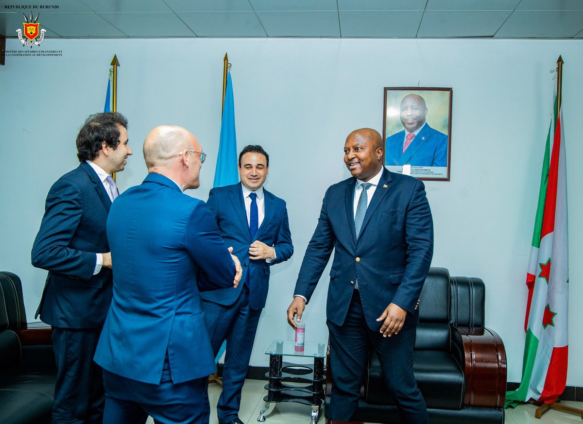 EnabelauBurundi's tweet image. Notre Directeur Pays sortant @fassiabou &amp;amp; le nouveau Directeur @DavidLeyssens, accompagnés de l'Ambassadeur @BelgiumInBuja, ont été reçus ce mardi 10/09/2024, par le Ministre 🇧🇮 des Affaires étrangères @Shingiro. Ensemble, ils ont discuté des projets en cours 🇧🇮🤝🇧🇪.