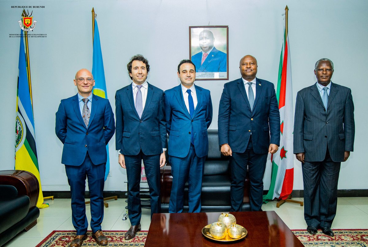 EnabelauBurundi's tweet image. Notre Directeur Pays sortant @fassiabou &amp;amp; le nouveau Directeur @DavidLeyssens, accompagnés de l'Ambassadeur @BelgiumInBuja, ont été reçus ce mardi 10/09/2024, par le Ministre 🇧🇮 des Affaires étrangères @Shingiro. Ensemble, ils ont discuté des projets en cours 🇧🇮🤝🇧🇪.