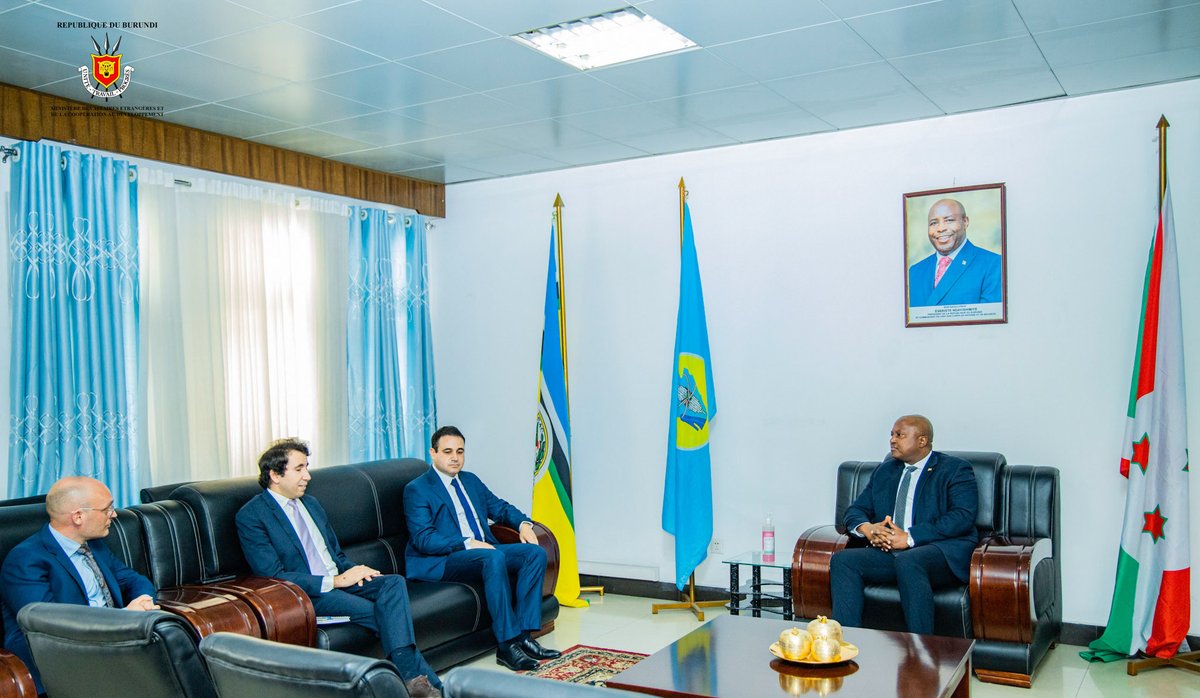 EnabelauBurundi's tweet image. Notre Directeur Pays sortant @fassiabou &amp;amp; le nouveau Directeur @DavidLeyssens, accompagnés de l'Ambassadeur @BelgiumInBuja, ont été reçus ce mardi 10/09/2024, par le Ministre 🇧🇮 des Affaires étrangères @Shingiro. Ensemble, ils ont discuté des projets en cours 🇧🇮🤝🇧🇪.