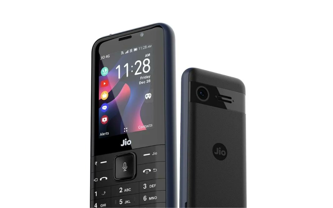 TechKard's tweet photo. JioPhone Prima 2

2.4" QVGA curved display
Unspecified Qualcomm SoC
KaiOS 2.5.3
Apps: YouTube, Facebook, Google Assistant &amp; Jio Apps.
123.4 x 55.5 x 15.1mm, 120g.
0.3MP (VGA) front cam
2,000mAh Battery 
Luxe Blue color

512+4GB: ₹2,799
👉🏻https://t.co/UF2naBg7hV

#JioPhonePrima2 https://t.co/4g7jmQaIOV
