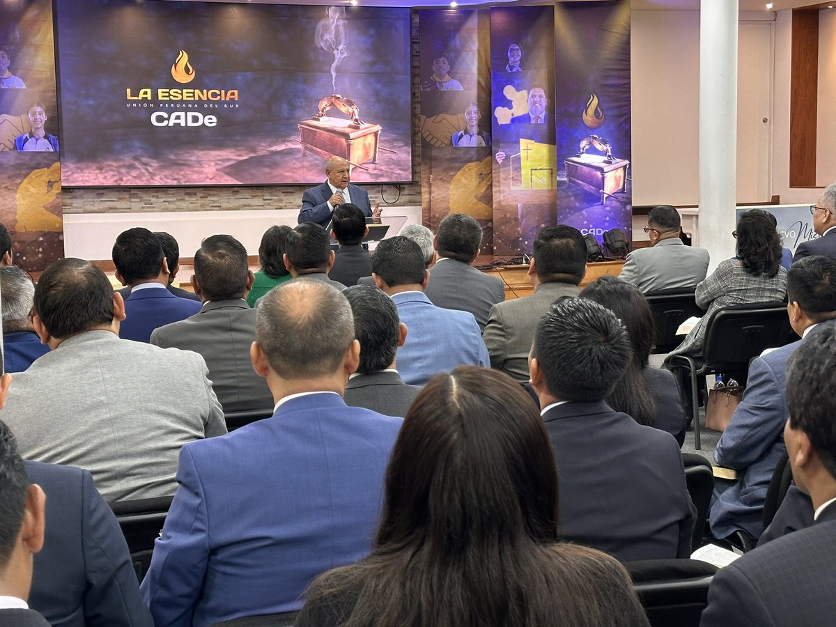 AdventistasUPS's tweet photo. 🔴#Ahora | “Dios habla a través de ti, cuidado tú no eres Dios, eres hijo de hombre; usado por él. Cuando seamos verdaderos siervos de Dios la iglesia tendrá un reavivamiento y traeremos a muchos a través de la predicación” - Pr. Alejandro Bullón durante el #CADEUPS2024. 

#Día1 https://t.co/8bUR4HNIuS