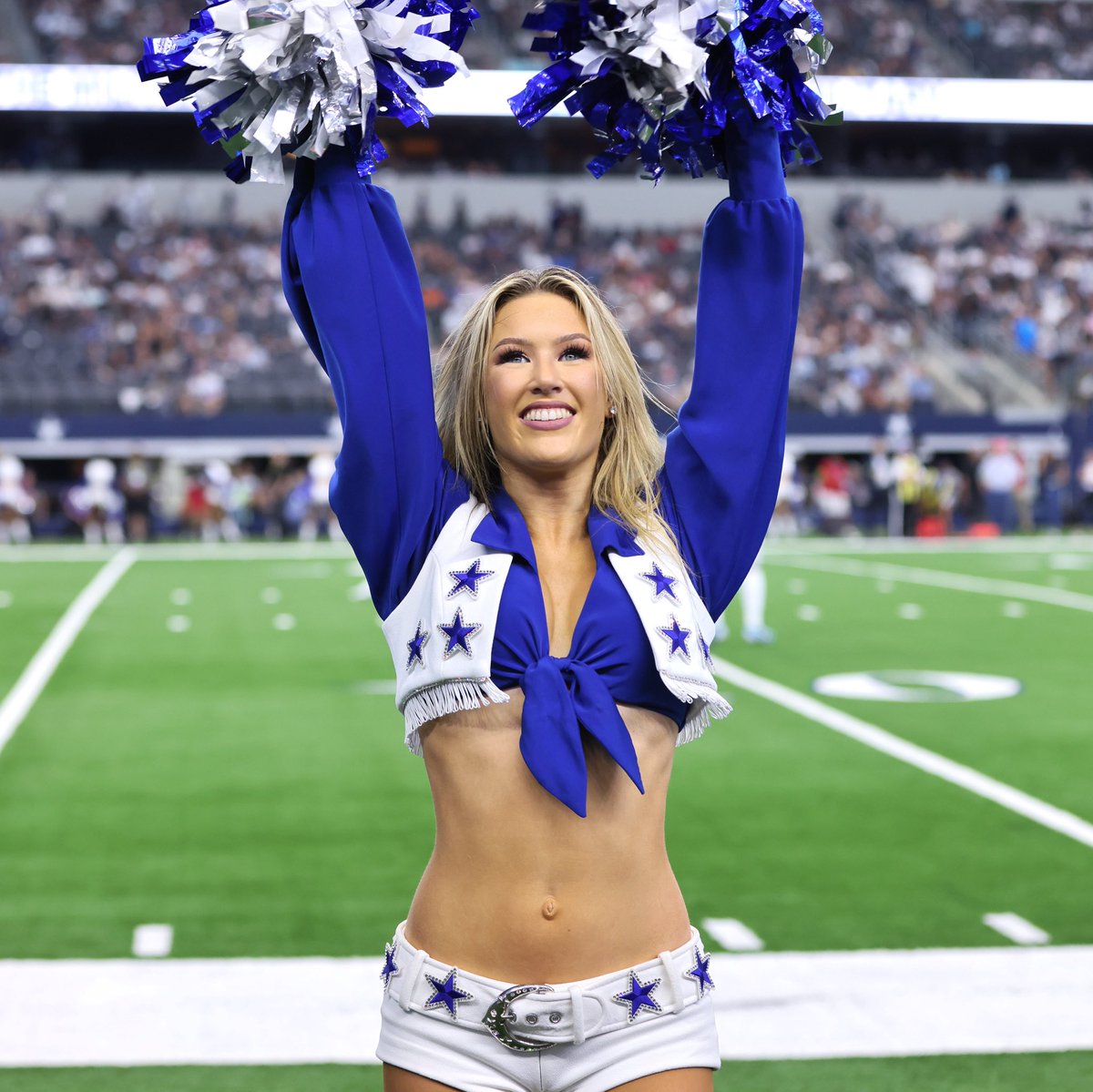 DCCheerleaders's tweet image. Love &amp;amp; Birthday Cheers 💖 Happy Birthday, Megan!

@Invisalign | #WinningSmiles