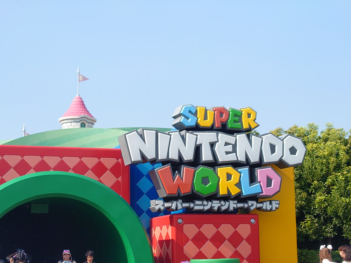 denada_hiro's tweet photo. USJは美しい花、可愛い花、テーマにあった植栽があふれています。
スーパーマリオの世界に入り込む、スーパー・ニンテンドー・ワールドにつながる道の両脇には、壁面緑化が施されています。

#USJ #スーパーニンテンドーワールド #ユニバーサルスタジオジャパン #壁面緑化 #植栽 https://t.co/Kg4V4hdhaj