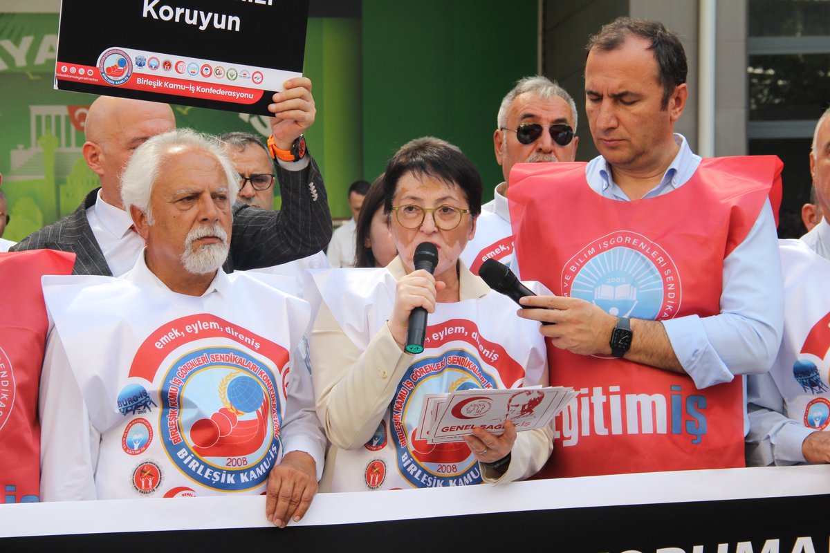 genelsaglikis's tweet photo. Narin Güran için Adalet İstiyoruz!

Konfederasyonumuz Birleşik Kamu-İş, Diyarbakır’da kaybolduktan 19 gün sonra cansız bedeni bulunan 8 yaşındaki Narin Güran için adalet talebiyle eylem yaptı.

Konfederasyonumuz üyeleri tarafından “Vatanı Korumak Çocukları Korumakla Başlar” pankartı açarak “��ocuklarımızı koruyun”, “adalet”, “Narin İçin Adalet” dövizleri taşıyıp sık sık "Narin İçin Adalet” sloganı attı.

Basın açıklamasına Konfederasyon Genel Başkanımız Mehmet Yeşildağ, Genel Sekreterimiz Özgür Aras, Mali Sekreterimiz Hasan Kütük, Eğitim-İş Genel Başkanı Kadem Özbay, Sendikamız Genel Sağlık-İş Genel Başkanı Derya Uğur, Büro-İş Genel Başkanı Alay Hamzaçebi, Güven Haber-Sen Genel Başkanı Mustafa Yiğit bağlı sendikalarımızın MYK üyeleri, şube başkanları ve üyeleri katıldılar.

Ankara Sakarya Caddesi’ndeki açıklamayı Sendikamız Genel Sağlık-İş Genel Başkanımız Dr. Derya Uğur yaptı. Açıklama için ⤵

https://t.co/PPFdf3UGd7

#naringüran #naringüraniçinadaletistiyoruz #BirleşikKamuİş 
@BirlesikKamu_is