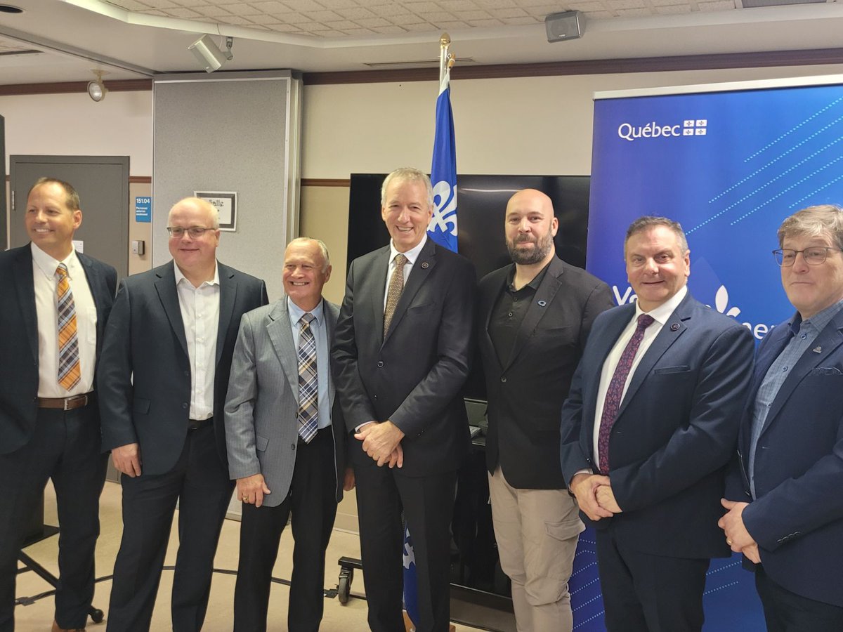 Les Éleveurs sont très heureux du soutien de 6,3 M$ au @cdpqinc, annoncé par <a href="/andrelamontagn2/">André Lamontagne</a>, ministre du <a href="/mapaquebec/">MAPAQ</a>, et <a href="/VincentCaronCAQ/">Vincent Caron</a>, député de Portneuf. Cette aide permettra d’augmenter la compétitivité et la productivité de notre filière!  <a href="/economie_quebec/">Économie Québec</a>