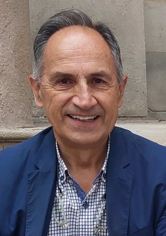 Albertopugilat's tweet photo. Se llama Pedro Varela.

La Audencia de Barcelona hoy le ha condenado a 18 meses de prisión por vender libros.
La condena además le prohibe ejercer de librero y docente y se ordena la destrucción de los miles de libros de su librería que fueron confiscados.

¿Democracia? https://t.co/T7mvShBwYB