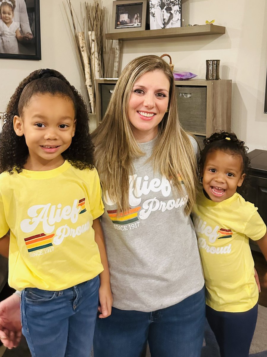 AndreaLotsu's tweet image. Alief Proud Tuesday is a family affair!! #mygirls #AliefProud @ATaylorHS @OutleyE @AliefISD