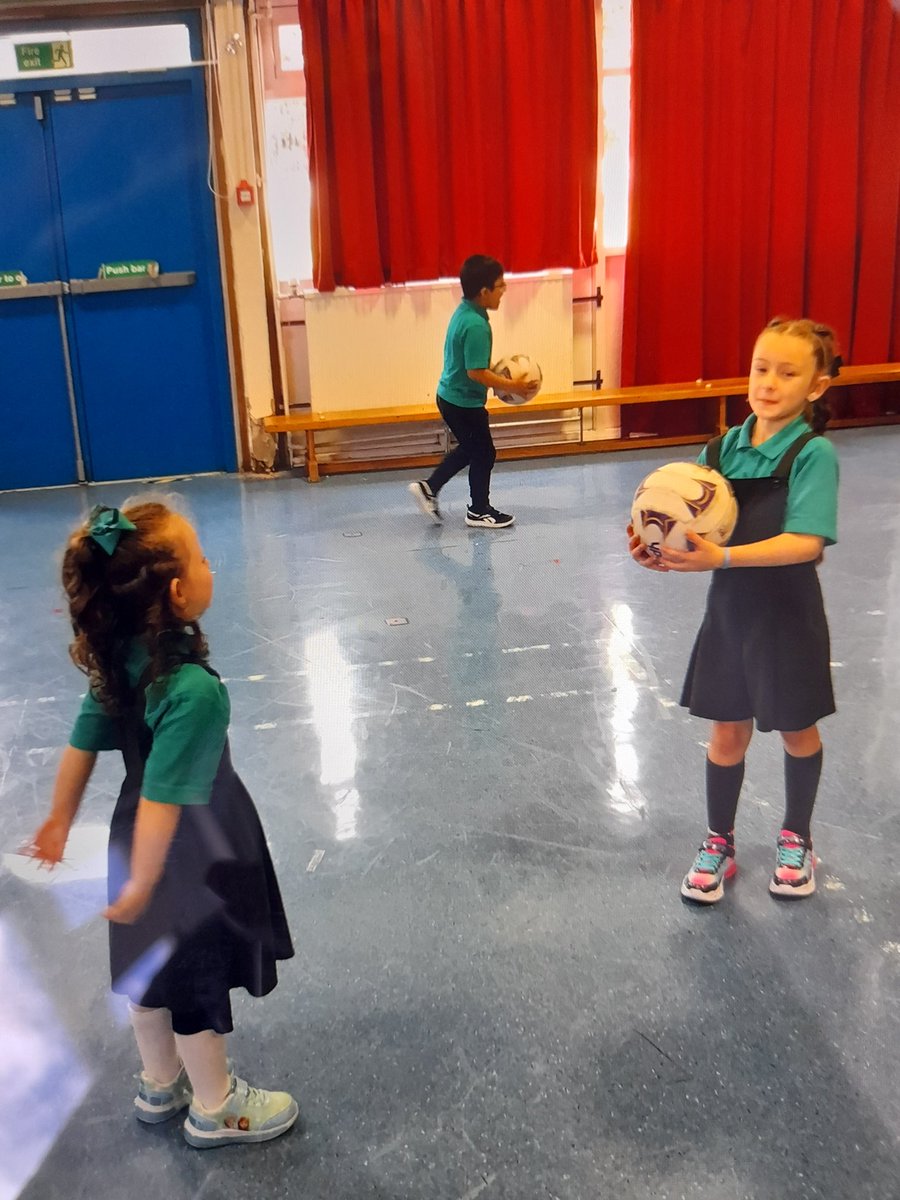 MrsSArthur1's tweet photo. Room 1 can pass the ball to their partner using chest pass, bounce pass and overhead pass @LawmuirPS @misslynnharper @MrsKSimpsonRm1 https://t.co/WyVaFaq3cP