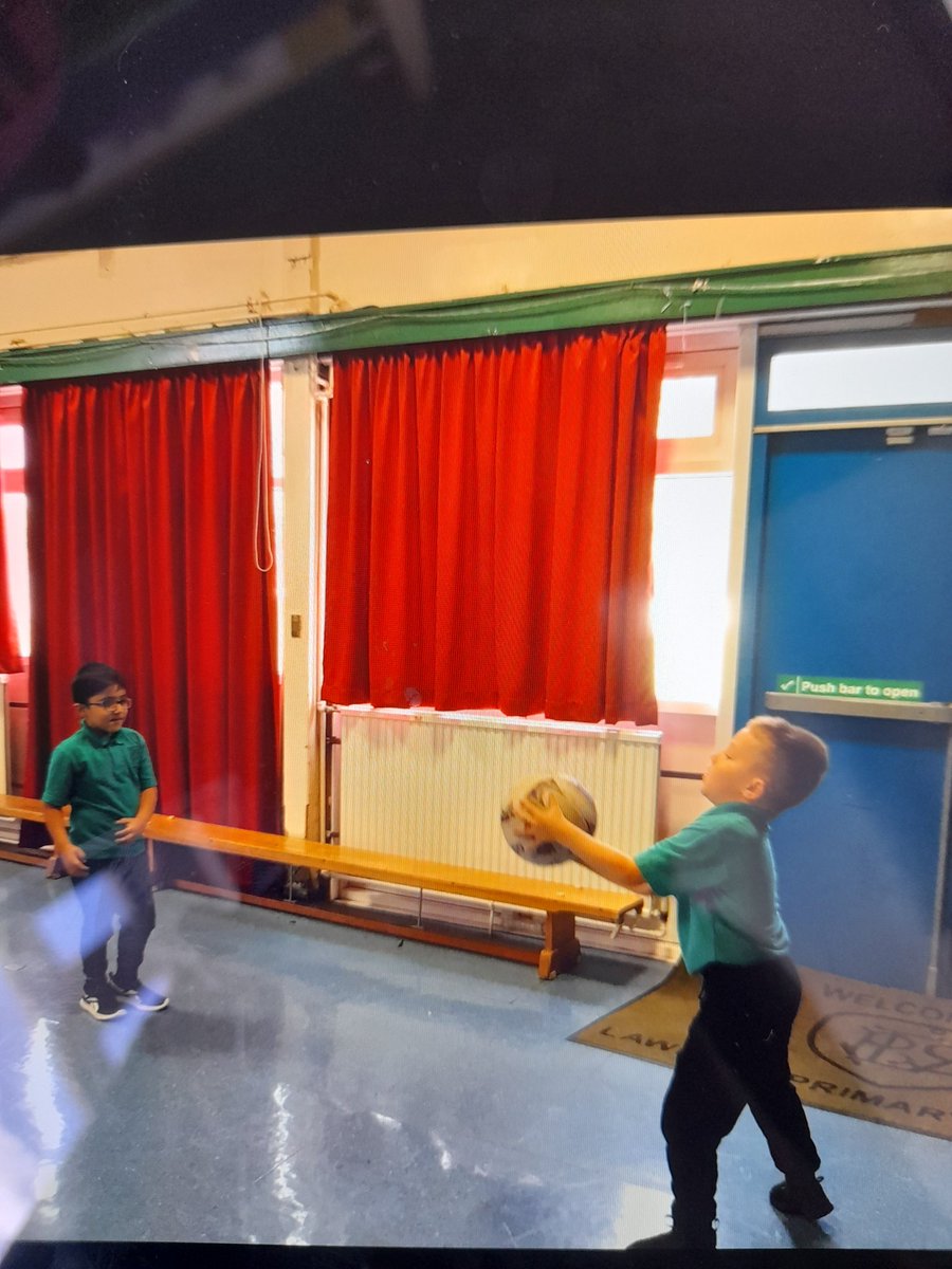 MrsSArthur1's tweet photo. Room 1 can pass the ball to their partner using chest pass, bounce pass and overhead pass @LawmuirPS @misslynnharper @MrsKSimpsonRm1 https://t.co/WyVaFaq3cP