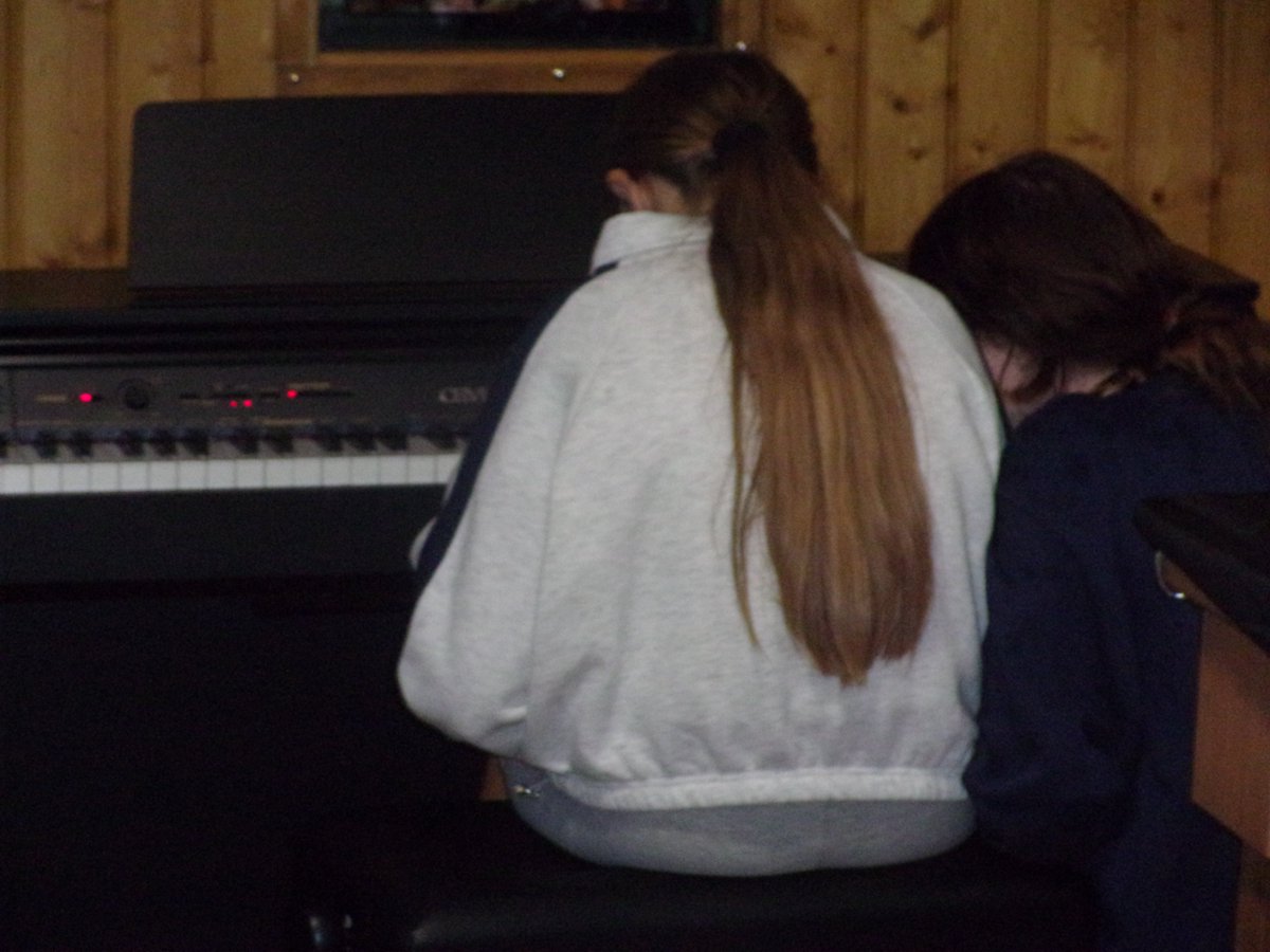 folkestoneshed's tweet image. Amazing donation today of piano. Young people were straight on it!