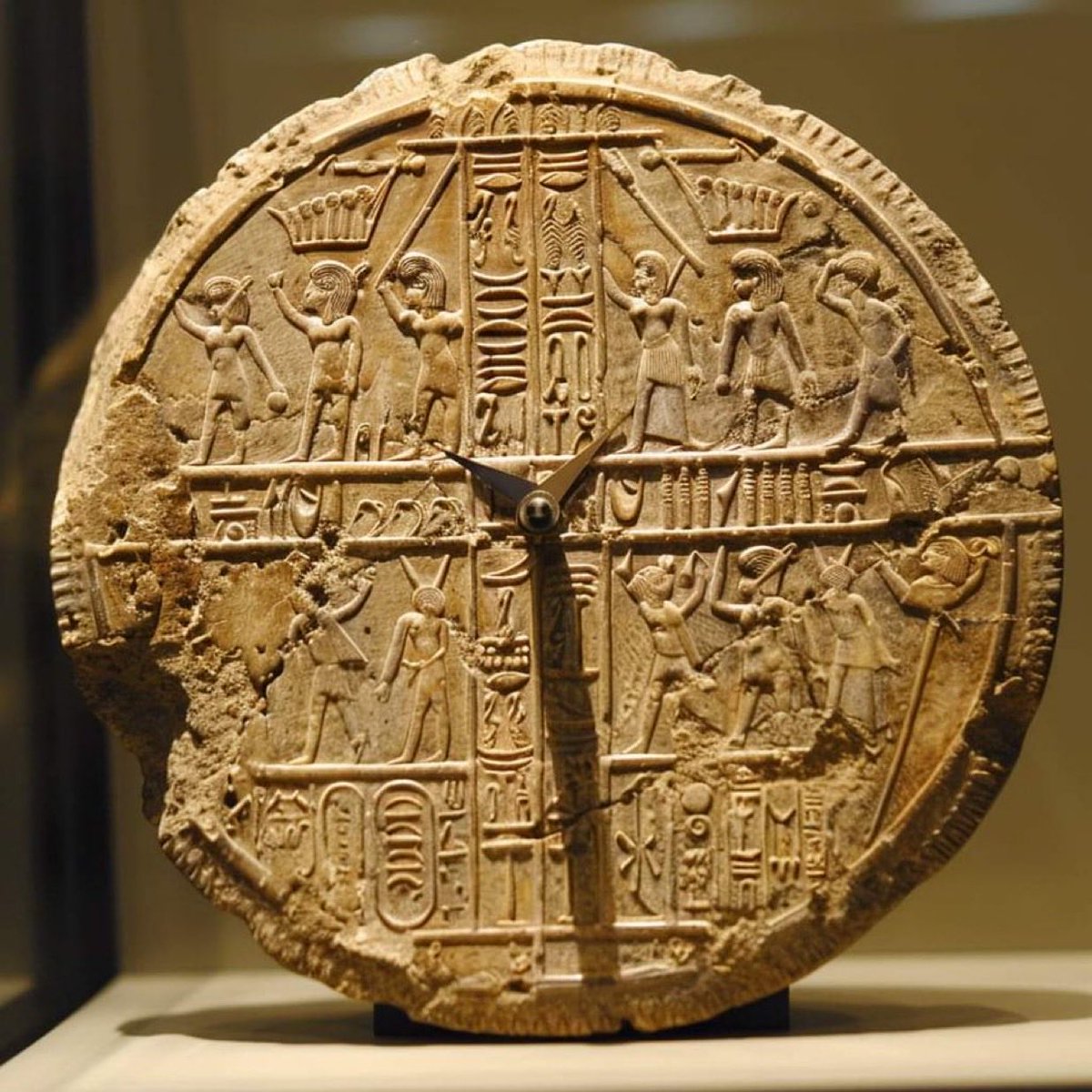 يبدو وفق كل التوقعات ان الحرب لن تنتهي وإننا فقط في بدايتها كما يبدو ان المشروع الصهيوني لن يقف عند محاولة ازالة غزة بل سيستمر في الضفة استكمالا لوعد بلفور والرؤية التوراتية لذا فان حماية الأردن ضرورة وكفى التفكير بان السلم الإبراهيمي هو الحل اما لبنان فالتسوية هي الحل #فلسطين