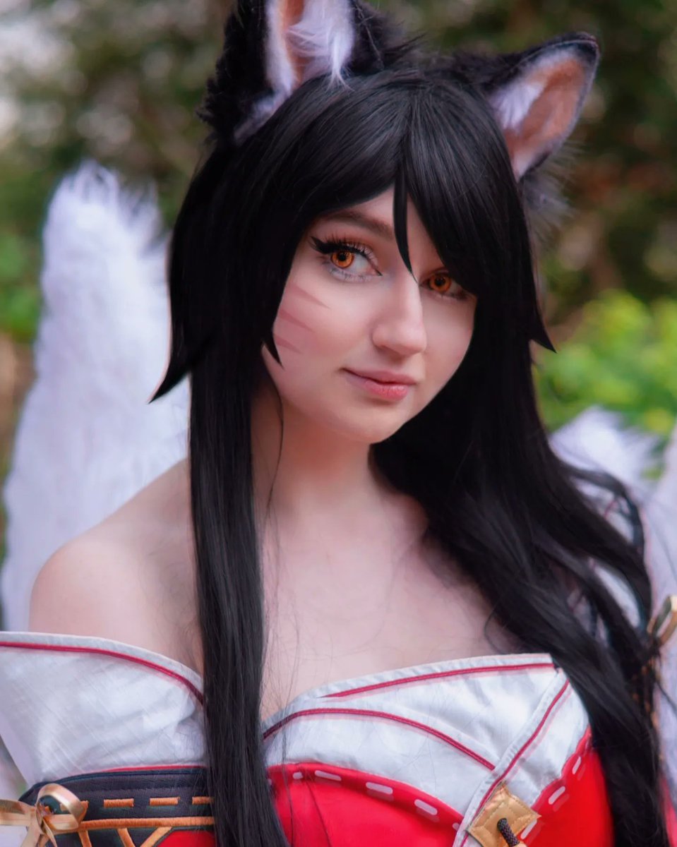 kyahri_'s tweet photo. ❤️AHRI KITKAT CODE GIVEAWAY! ❤️
To enter:
✨Follow me, RT this post &amp; comment your fav Ahri skin!✨
📌Two winners will be chosen &amp; announced on Sunday during my cosplay stream, plus an ADDITIONAL 2 codes will be given away during this stream. (4 winners overall) GL! https://t.co/Y6Co9iHYuM