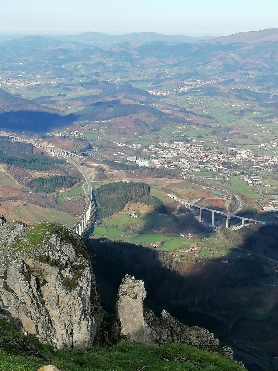 Berriz ta Zaldibarko biztanleek eskatzen dituzten medikuak hurbil topa ditzazkete, Elorrion daude, Iguria auzoan, milaka tona porlanaren azpian
