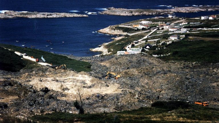 Sabías que tal día coma hoxe do 1996 acontecía a catástrofe do vertedoiro de Bens (A #Coruña).Veuse abaixo e 200.000 toneladas de lixo correron pola ladeira do monte, sepultando o porto do Portiño e incluso a vida dun home. Hoxe en día reconverteuse no Parque de Bens👇🏼