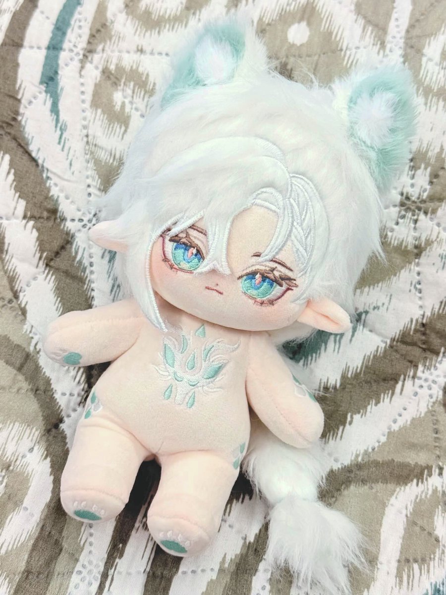 Acheron (α) arrived last week! I didn't expect the embroidery to look so beautiful under bright light. He's so pretty, I can't handle it💧
先週、初の私生ぬいアヘロン(α)くんがうちに来たよ！明るい光の下で見たら、刺繍めっちゃきれいじゃん。可愛すぎ💧