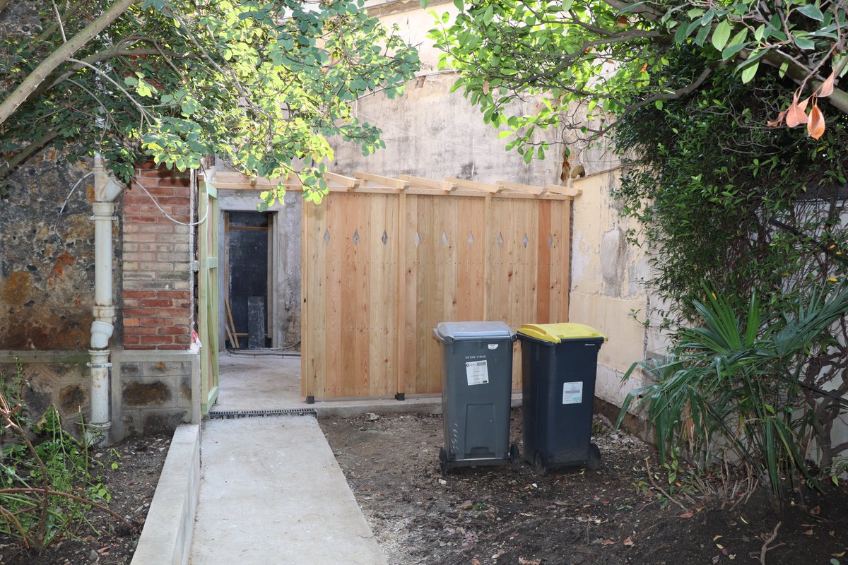 92notredame's tweet photo. Nous pouvons déjà apercevoir l’emplacement du futur oratoire #CarloAcutis avant la bénédiction de la 1re pierre ainsi que la transformation du jardin est et le début du local poubelles.
Aidez-nous à financer ce projet d’avenir : https://t.co/CKCknbUSFq https://t.co/H0O7SSRHX7