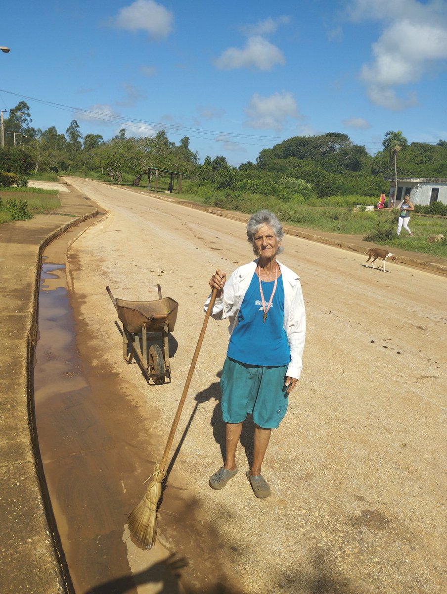 "¡Irma, mujer de acero y ejemplo a seguir! 💪 Con su compromiso y dedicación, garantiza la limpieza y embellecimiento de las regueras y viales internos en la comunidad 'Las 20' de #Baraguá. 🌿🌍 ¡Un aplauso para ella y su increíble labor! 👏 #LatirAvileño #SinPerderUnDía "