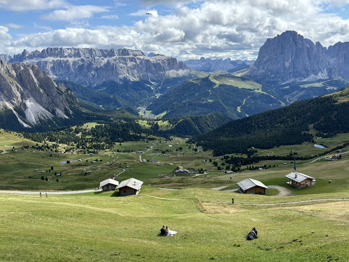 LifeofCPerry's tweet image. Thought my wife and I had good bridals taken before our wedding until I saw this couple today in the Dolomites 📷