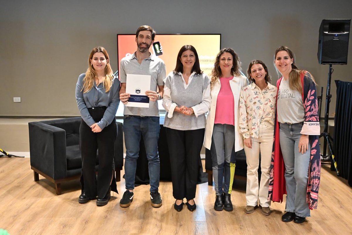 giselmahmud's tweet photo. Excelente propuesta de @LioneCattalini y @VariniaDrisun para hablar de los consumos problemáticos en entornos digitales 👉📲

🗣️ Los aportes de @farodigitalok son parte de un trabajo serio y responsable de una organización que acompaña la transformación digital a través de programas de impacto social.

Hay una problematica creciente en torno a los consumos problemáticos que tiene que interpelarnos y tenemos que actuar.