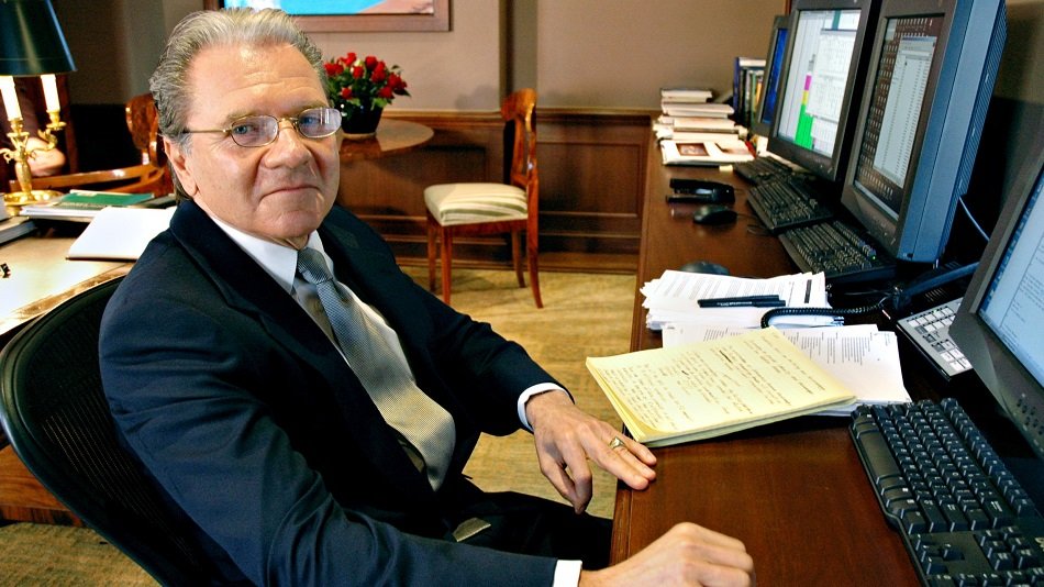 GoshawkTrades's tweet image. This is Thomas Peterffy.

He's worth an estimated $38.3 billion.

He is the founder of one of the biggest brokerages in the world and was one of the first electronic traders.

Here's his story from 100 dollars to billions: